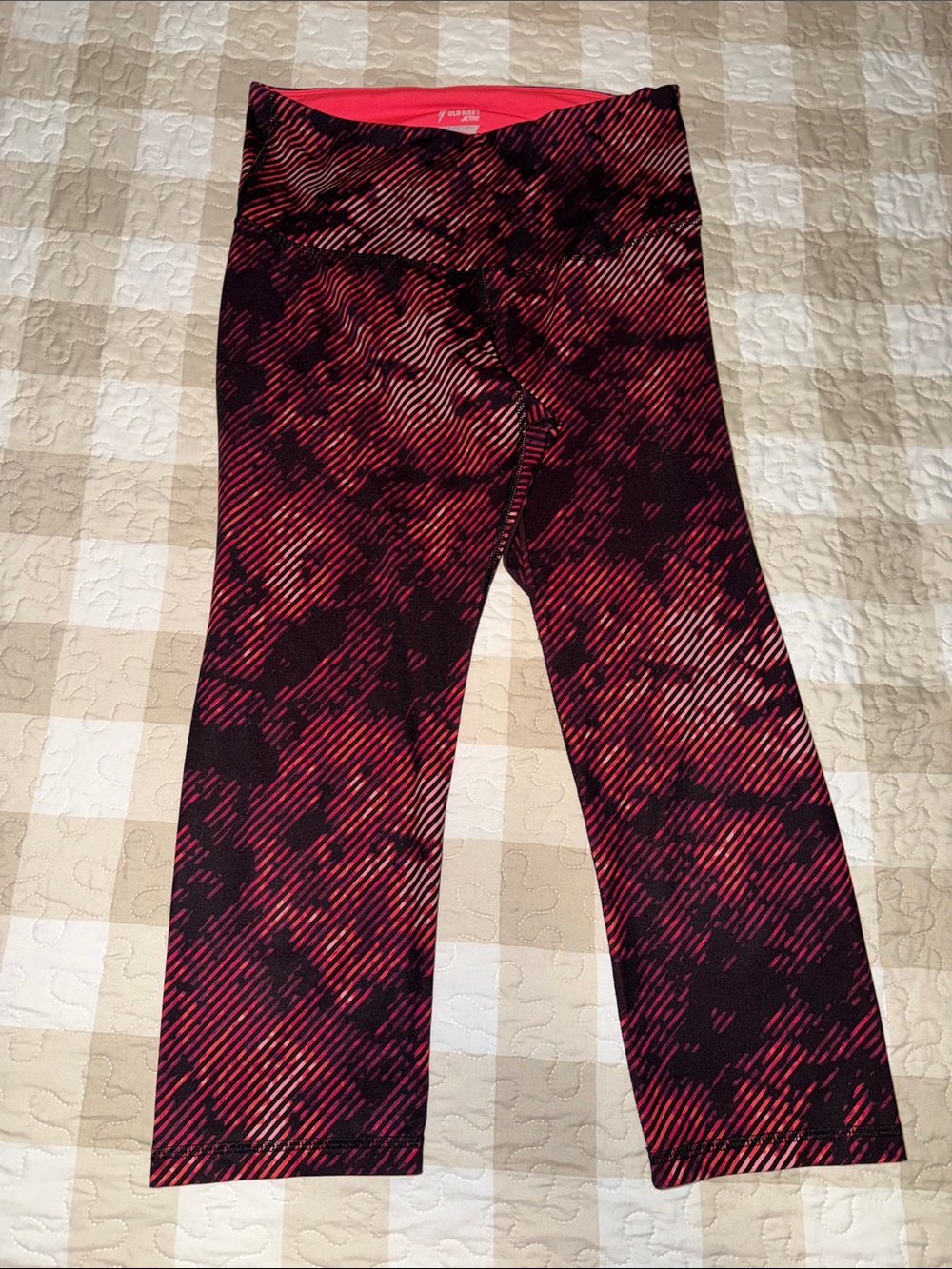 Old Navy Active Capri Leggings — Red, Black & White